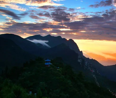 湖南周边省份有什么旅游景点适合暑假去玩吗?不要太远,就在湖南周边就好了。