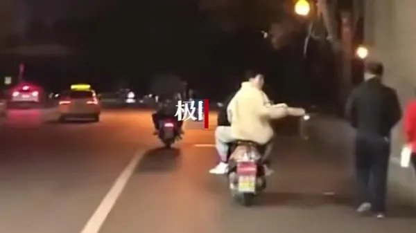 男子用不明液体泼向路人，警方迅速将其控制，男子的做法有哪些危害？