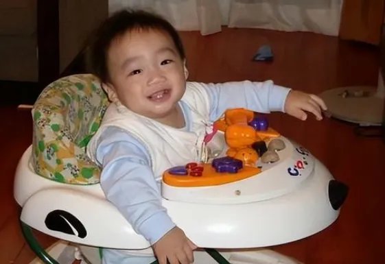河南新郑9个月大婴儿烫休克,妈妈欲割皮救女,致其烫伤的原因是什么?
