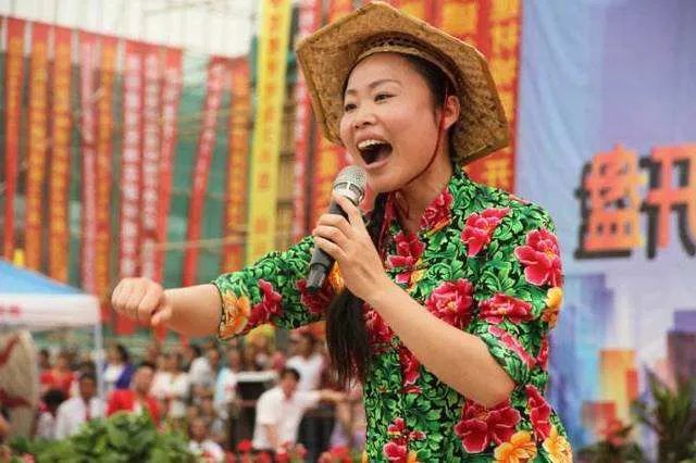 草帽姐的两件事颠覆了我们对她的认知!
