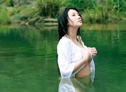 网曝阿朵胸围凸点泳装 春晚曝出露点事件