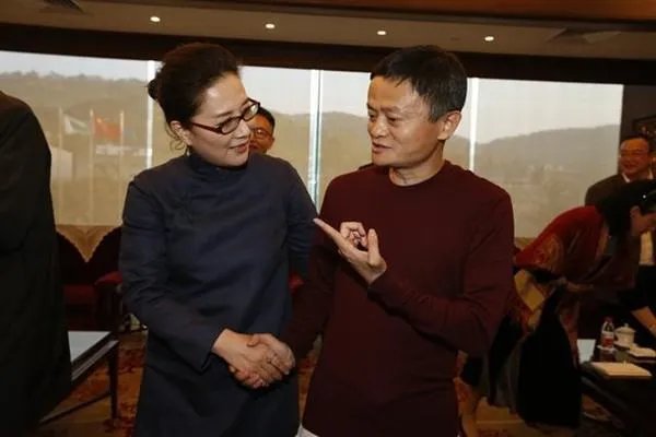 赵薇和马云是什么关系,为何马云会独宠她女儿?