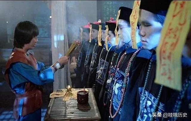 为什么电影里的僵尸都是穿着清朝官服?