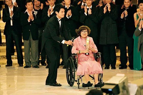 郑欣宜录制节目思念亡木 揭秘肥姐沈殿霞死因