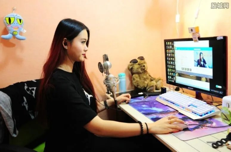 女主播衬衣崩开露乳 网友：胸大了点衣服小了点！
