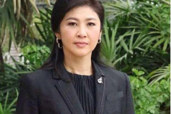 英拉被迫下台后又遭到通缉，为何还能逃出泰国呢？