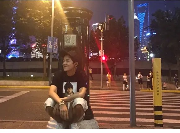 为什么说鹿晗又和邮筒合影了?