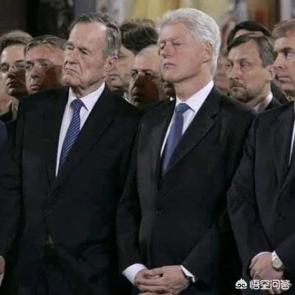 如何看待特朗普只能出席老布什的葬礼,而不能发表讲话?