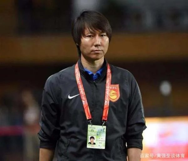 李铁向患病球迷送国足签名球衣,为什么大家觉得他是一个好人?