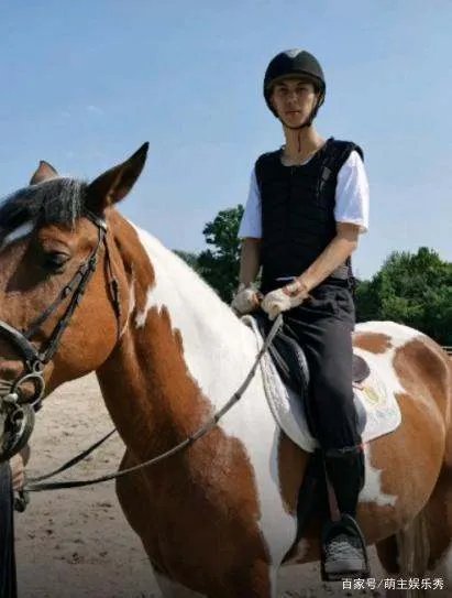 李玲玉混血儿子近照曝光,骑马的样子是不是很英俊?