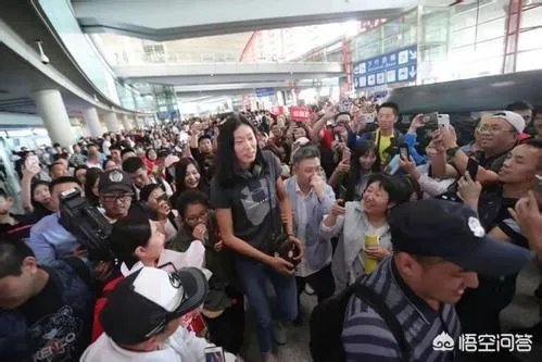 朱婷回国大场面:几百人接机,50万人看直播,央视在机场直接采访。你怎么看?