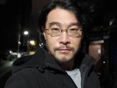 他是毁掉庾澄庆家庭的真凶,殴打伊能静,如今还是一个人生活,他是谁?