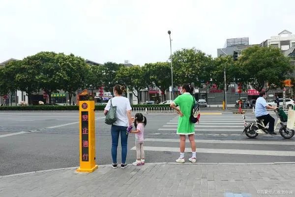女子闯红灯被撞全责，质问交警司机为什么不让我，如何看待该女子的行为？