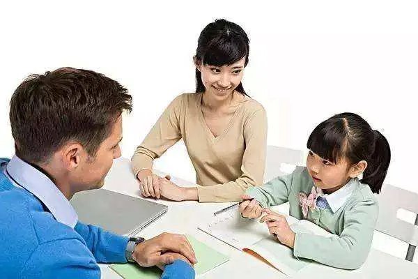 孩子不慎跌落电动车被家长踹倒,家长是怎么想的?