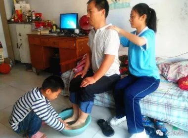 郑州一小女孩给爸爸洗脚拍照后转身就走,你如何看待此事?