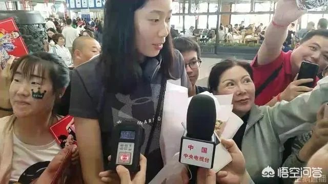 朱婷回国大场面:几百人接机,50万人看直播,央视在机场直接采访。你怎么看?