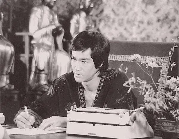 李小龙逝世46周年，有谁知道他墓碑上的格言是什么？