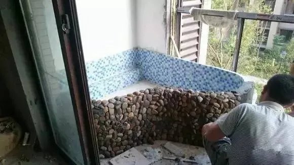 舒城网友在自家阳台上改建鱼池，效果真拉风！惊呆了！