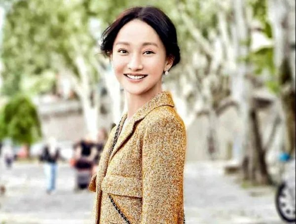 周迅与友人聚餐被拍，同行者有绯闻男友，他们是如何相识的？