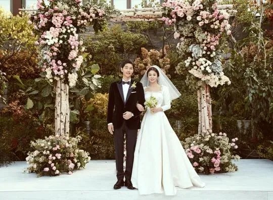 宋仲基与女粉丝合影,宋仲基的公众形象是怎样的?