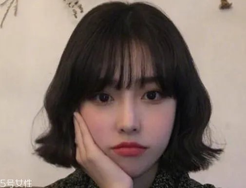 好看的女生短卷发发型推荐 夏天适合的短发发型图片推荐