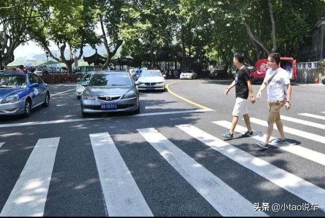 今天第一天开车上路,过红绿灯和路口老是熄火,老司机请支招怎么办,后车大喇叭狂按?
