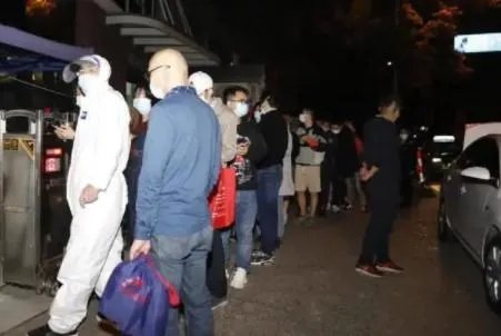 上海迪士尼游客在烟花秀下进行核酸检测,检测结果如何?