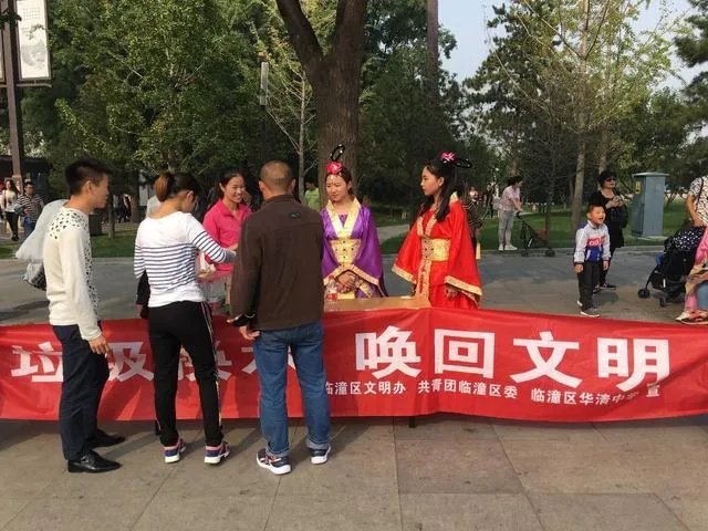 游客把垃圾扔桶里就能收获景区赠送的1瓶矿泉水，你怎么看？