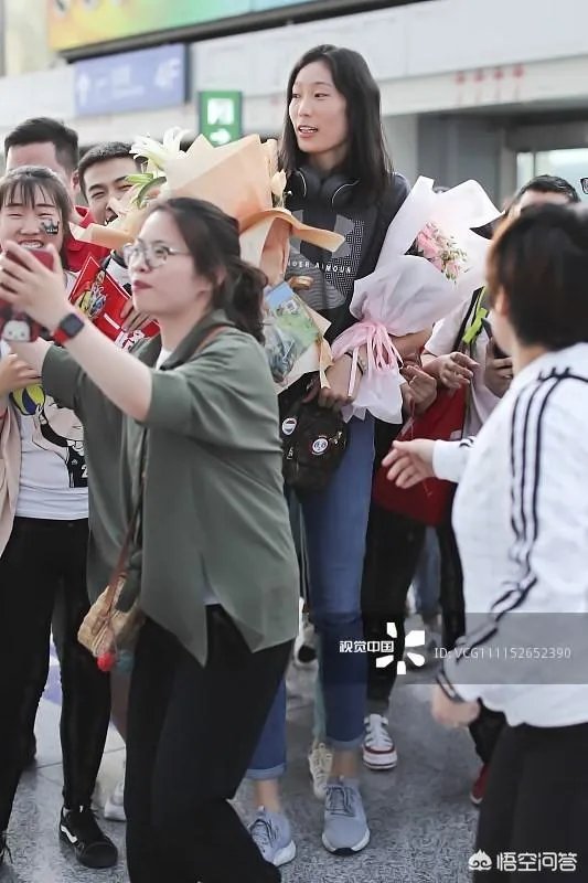 朱婷回国大场面:几百人接机,50万人看直播,央视在机场直接采访。你怎么看?