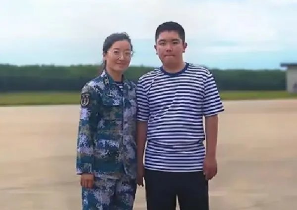 少年同牺牲父亲的战机合影,他如今的愿望是什么?