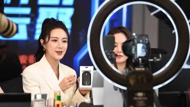铁山靠怎么火的