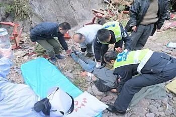 民警抓捕坠下断崖是怎么回事?