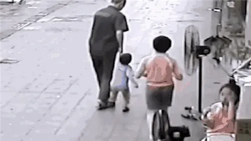 幼儿光天化日被陌生男拖走警方如何回应？