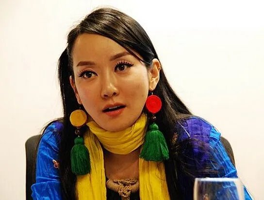 晚会假唱倒拿话筒,与金星互撕,被丁太升骂哭,萨顶顶为何会沦落至此?