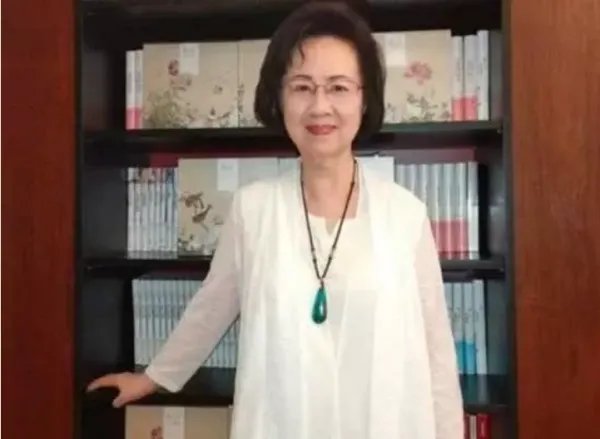 81岁琼瑶饱受病痛折磨无法走路,与继子女关系仍僵硬!她到底经历了什么?