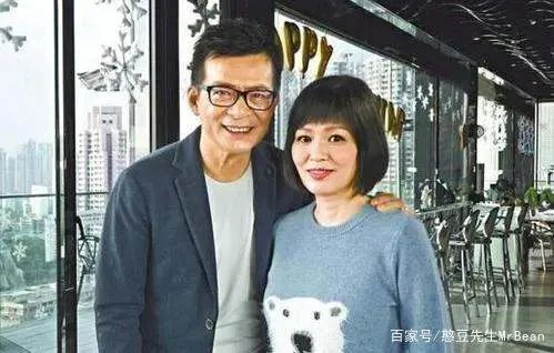和赌王同一天去世的梁洁华,与“靖哥哥”相守32年,过的怎样?