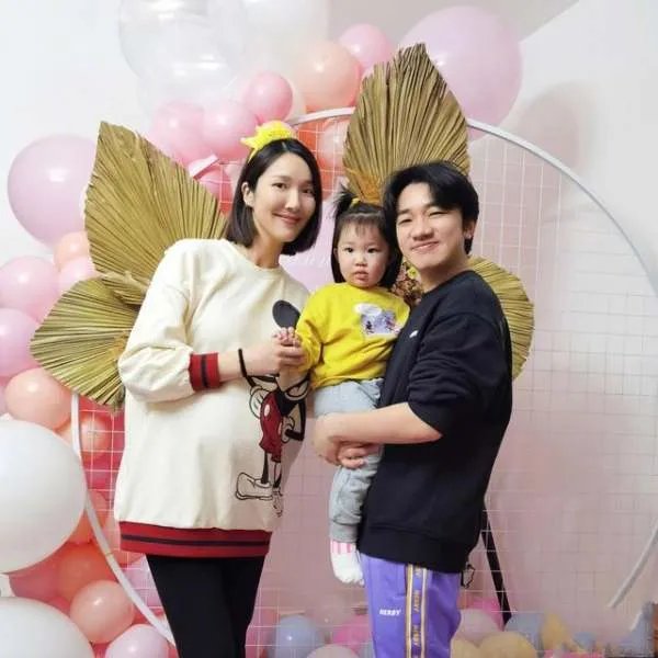 李亚男二胎得女，小女儿正脸被曝光，你羡慕吗？