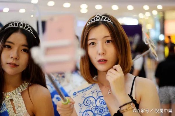 比上海拼单名媛更虚伪的是千万网红直播高价卖假货：谁之过呢？