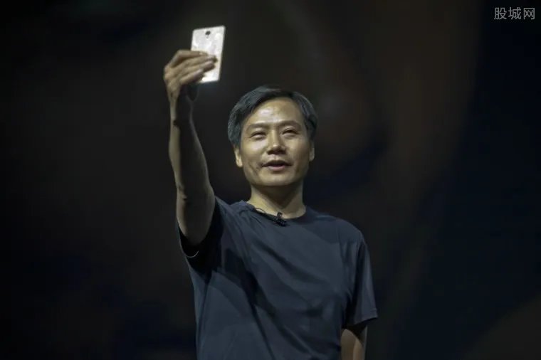 雷军是靠什么起家的 刘强东和雷军谁厉害