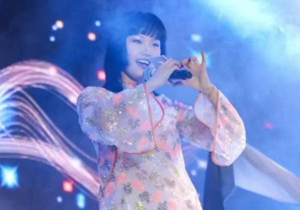 对于黄龄把腿上的淤青画成锦鲤一事，你有何看法？