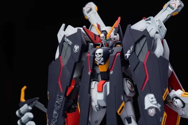 海盗高达跟F91有什么关系？听说驾驶员是同一人 海盗高达跟F91分别是UC几年的？