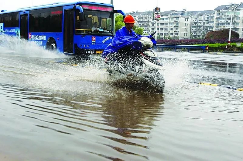 中央气象台连发27天暴雨预警,这一次的降雨量有多罕见?