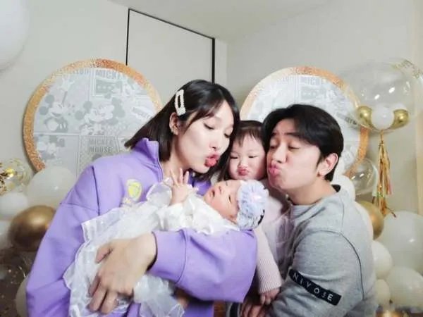 李亚男二胎得女，小女儿正脸被曝光，你羡慕吗？