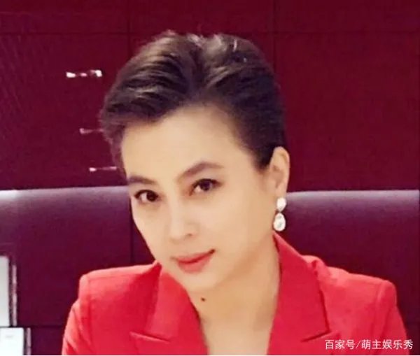 李玲玉混血儿子近照曝光,骑马的样子是不是很英俊?