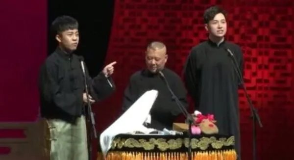 郭德纲给女粉丝送冰糖葫芦花，他是一个很宠粉的人吗？