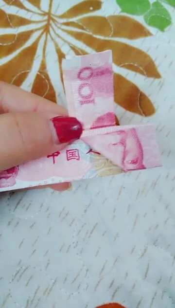 怎么用100元叠方形戒指 国徽朝上