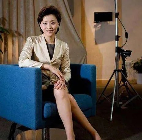 杨澜主持浪姐下台前一秒变脸，在台上到底发生了什么？