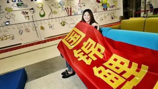 “锦鲤女孩”刷爆信用卡，她现在真的是在穷游了吗？
