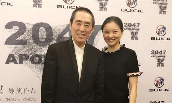 陈婷晒照祝贺张艺谋夺奖，结婚多年夫妻之间都这么恩爱吗？