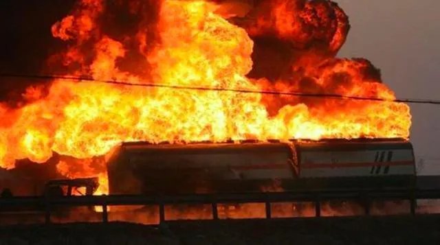 浙江一油罐车发生爆炸,已造成4人死亡50多人受伤,怎么回事?